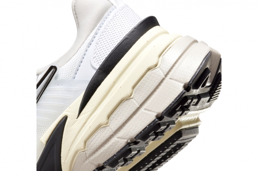 NIKE V2K RUN RUNTEKK ‘SUMMIT WHITE METALLIC SILVER’  [FD0736-100] [HJ4497-100]