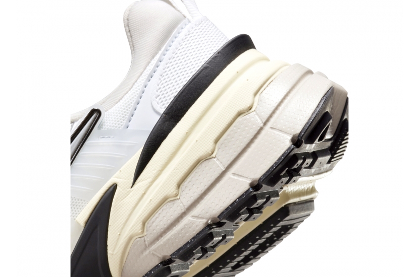 NIKE V2K RUN RUNTEKK ‘SUMMIT WHITE METALLIC SILVER’  [FD0736-100] [HJ4497-100]